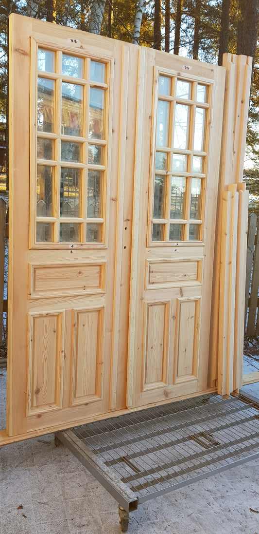 Art 33G  Nytillverkade pardörrar i gammal stil inklusive karm dubbelglas med äkta spröjs speglar på både insidan och utsidan B140 cm H210 cm Pris: 17000 kr