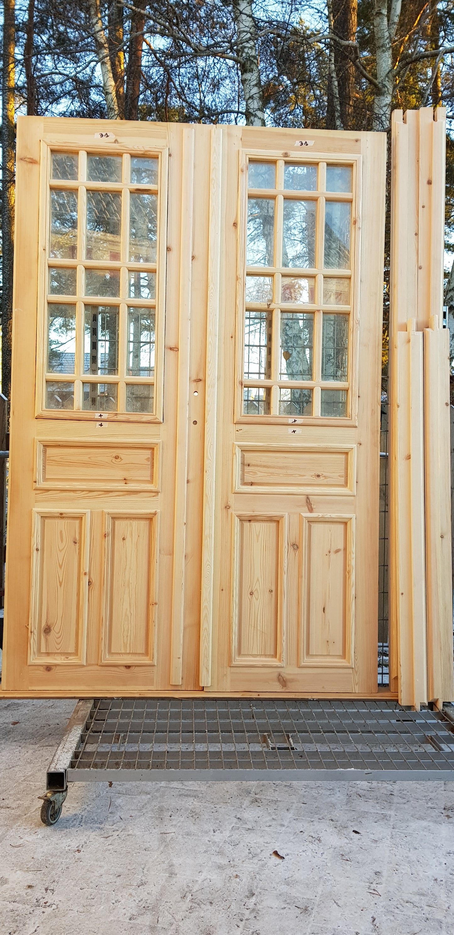 Art 33G  Nytillverkade pardörrar i gammal stil inklusive karm dubbelglas med äkta spröjs speglar på både insidan och utsidan B140 cm H210 cm Pris: 17000 kr