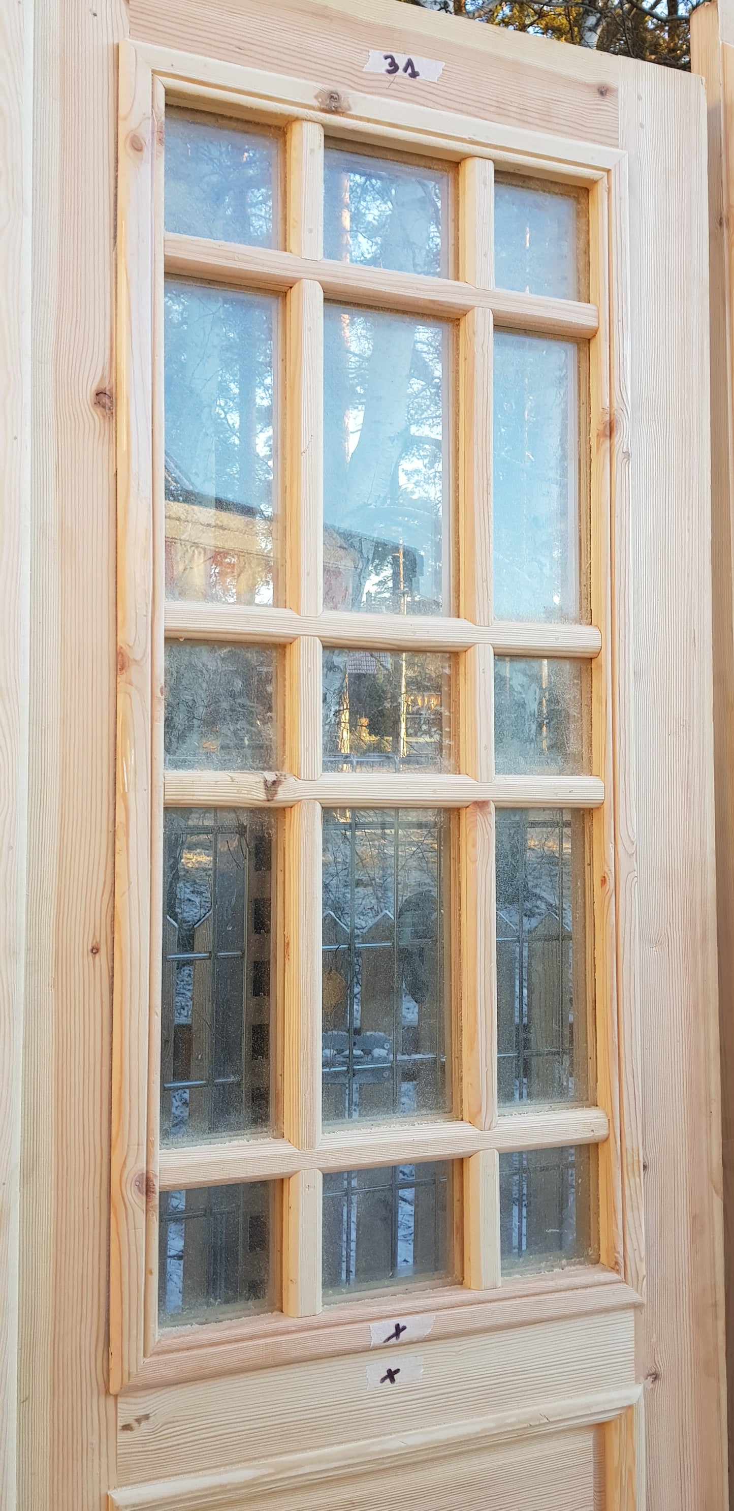 Art 33G  Nytillverkade pardörrar i gammal stil inklusive karm dubbelglas med äkta spröjs speglar på både insidan och utsidan B140 cm H210 cm Pris: 17000 kr