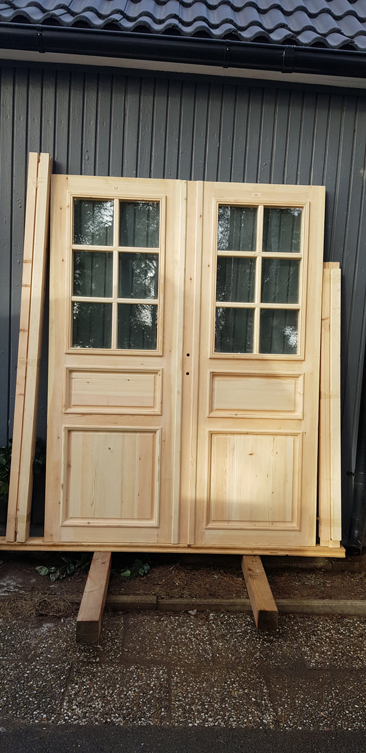 Art 33A Nytillverkade pardörrar i gammal stil inklusive karm. dubbelglas med äkta spröjs, speglar på både sidorna bredd 160 cm höjd 210 cm dörrblad tjocklek 4.5 cm pris: 17000 kr