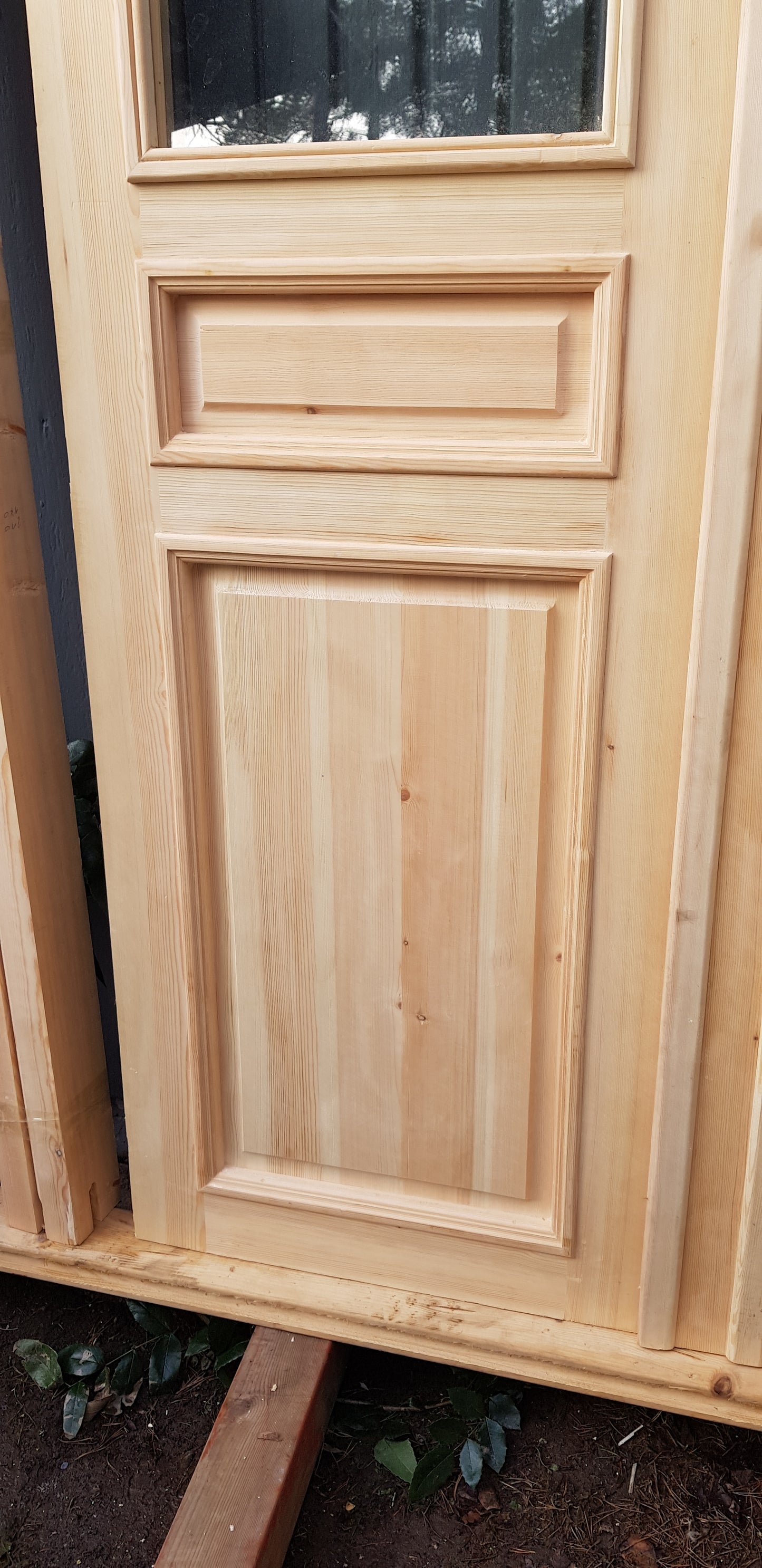 Art 33D Nytillverkade pardörrar med dubbelglas i gammal stil inkl karm yttermått: B 140 cm H 210 cm pris: 17000 kr