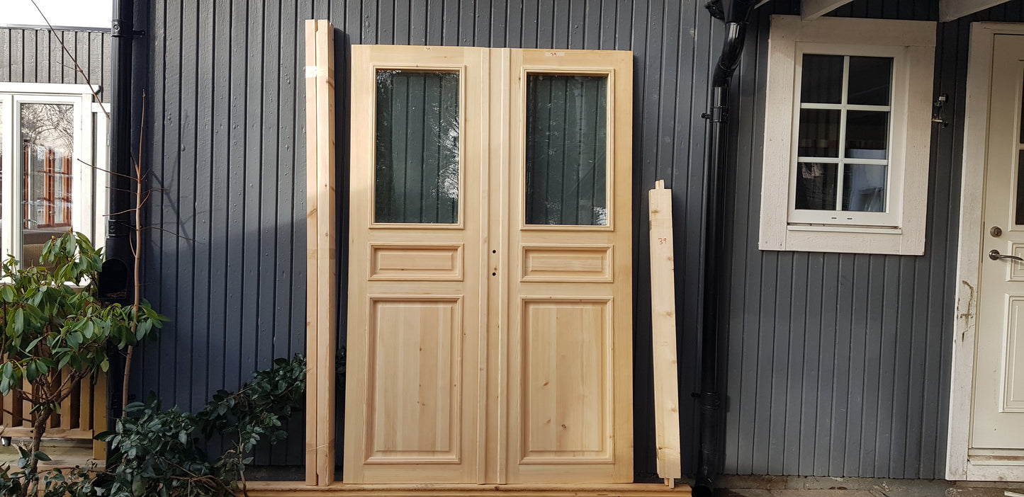 Art 33D Nytillverkade pardörrar med dubbelglas i gammal stil inkl karm yttermått: B 140 cm H 210 cm pris: 17000 kr