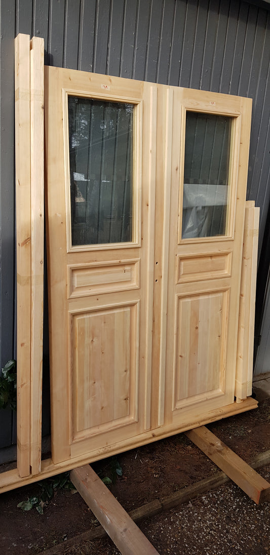 Art 33D Nytillverkade pardörrar med dubbelglas i gammal stil inkl karm yttermått: B 140 cm H 210 cm pris: 17000 kr