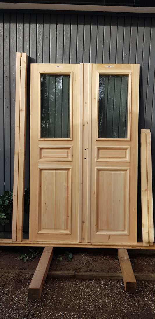Art 33E Nytillverkade pardörrar med dubbelglas i gammal stil inkl karm yttermått: B 130 cm H 210 cm pris: 17000 kr
