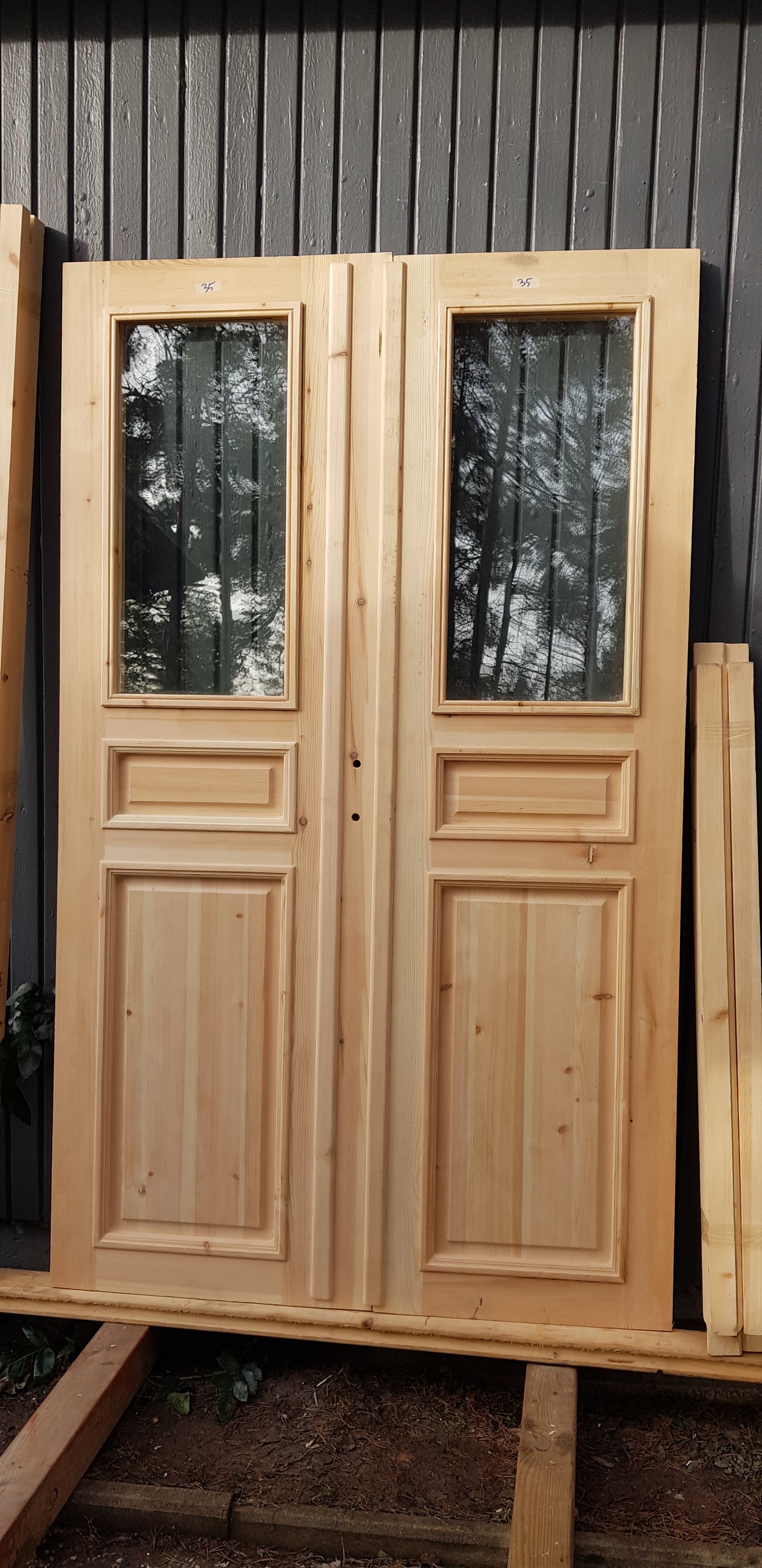Art 33E Nytillverkade pardörrar med dubbelglas i gammal stil inkl karm yttermått: B 130 cm H 210 cm pris: 17000 kr