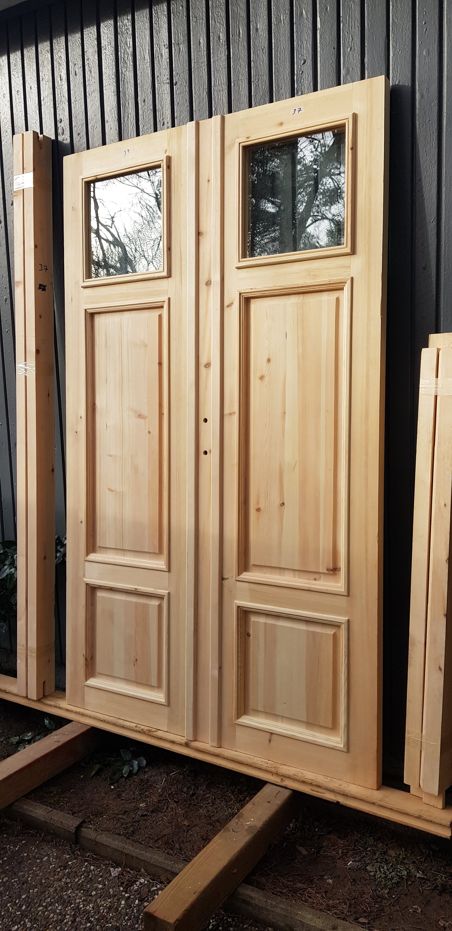 Art 33C Nytillverkade pardörrar med dubbelglas i gammal stil inkl karm yttermått: B 130 cm H 210 cm pris: 17000 kr
