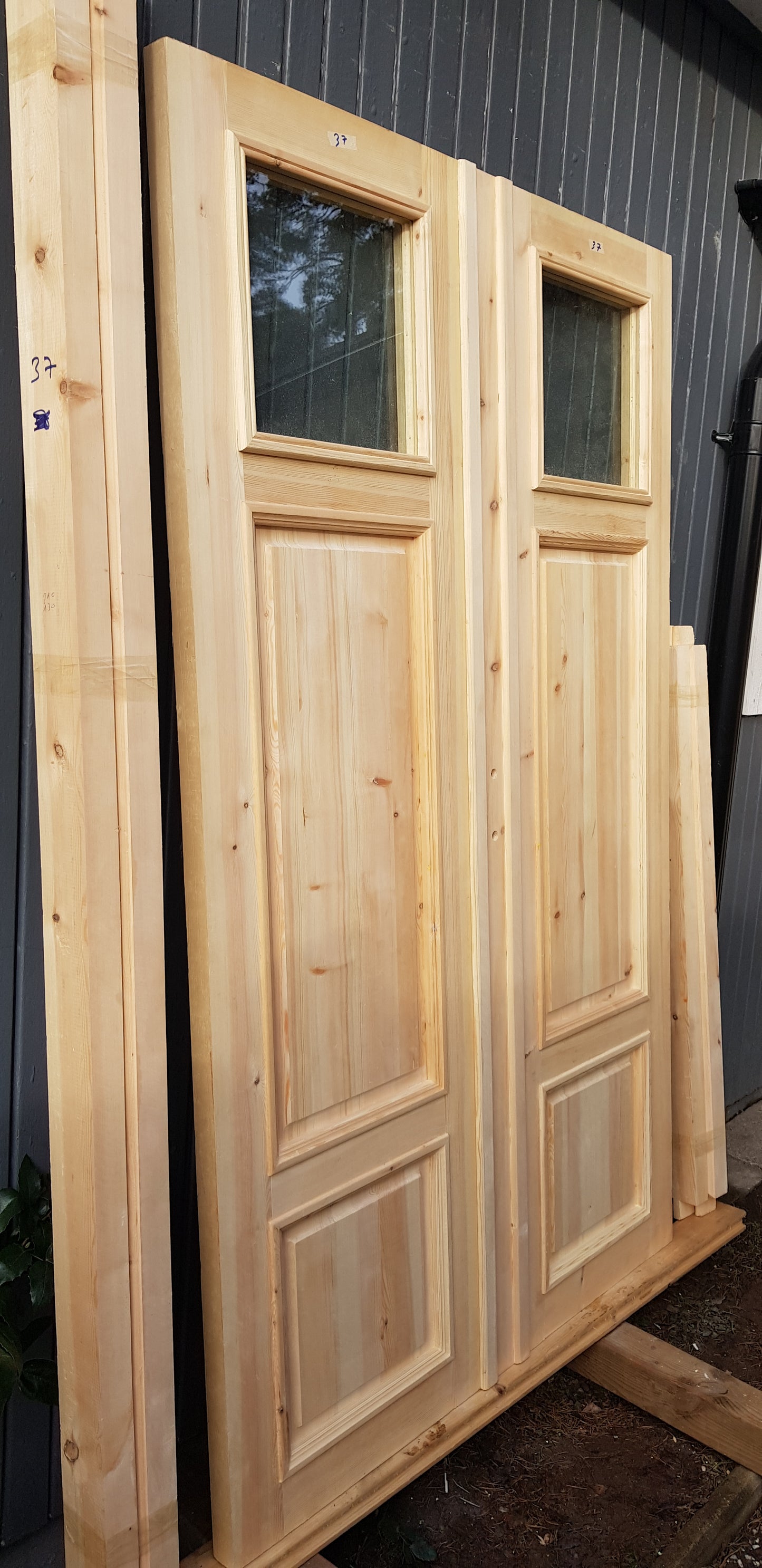 Art 33C Nytillverkade pardörrar med dubbelglas i gammal stil inkl karm yttermått: B 130 cm H 210 cm pris: 17000 kr