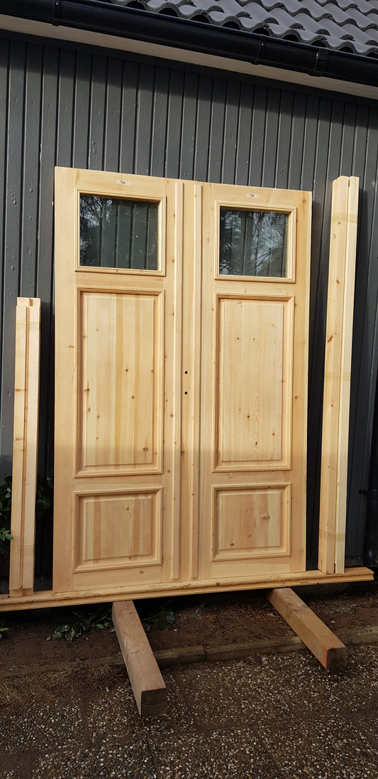 Art 33B Nytillverkade pardörrar med dubbelglas i gammal stil inkl karm yttermått: B 140 cm H 210 cm pris: 17000 kr