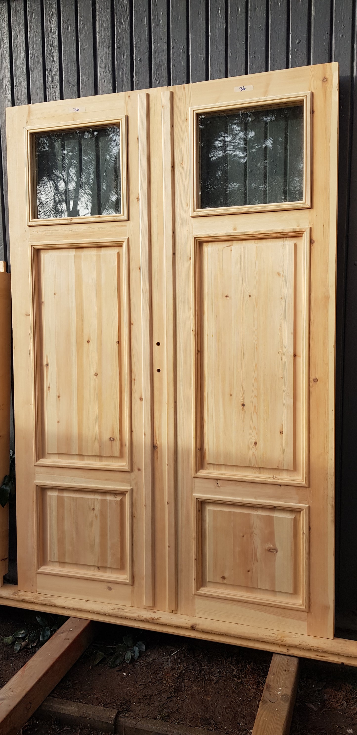 Art 33B Nytillverkade pardörrar med dubbelglas i gammal stil inkl karm yttermått: B 140 cm H 210 cm pris: 17000 kr