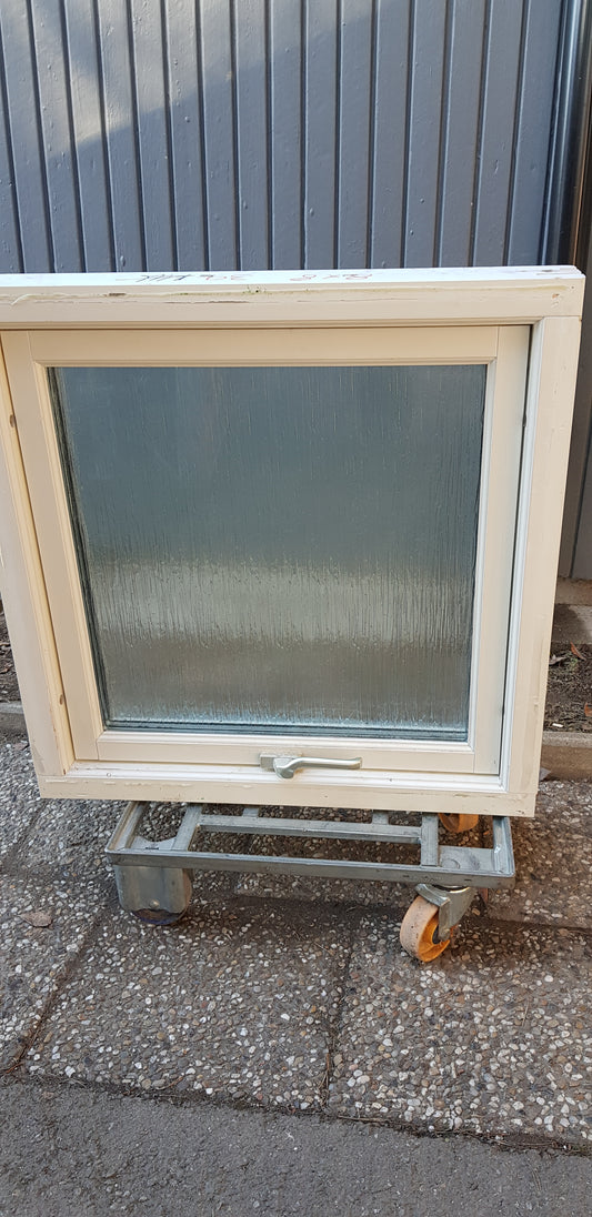 ARTIKELNUMMER 311 Fint trä tre glas fönster öppningsbart, vred fönster öppnas utåt. fungerar som badrums fönster