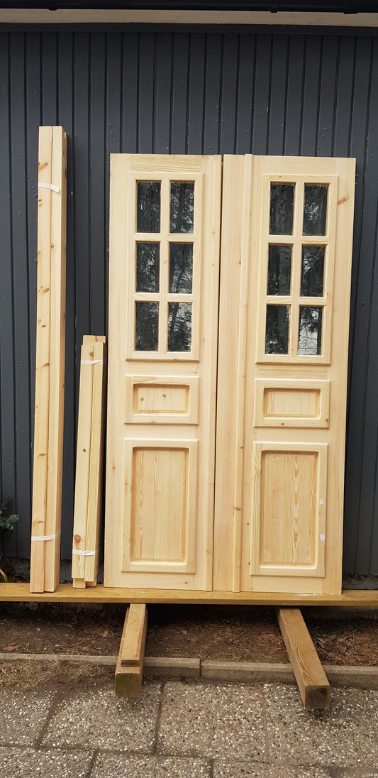 Nytillverkade pardörrar i gammal stil med dubbelglas inklusive karm. Dörrarna behöver gångjärn och låskista. men det finns redan plats för låskistan. Mått: B 120 cm H 210 cm Pris: 17000 kr artikelnumret A01.